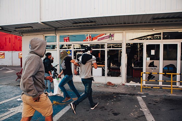Los Angeles looters target high-end stores